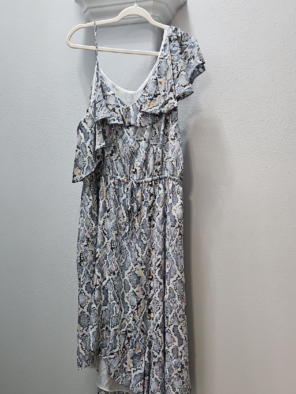 Vince Camuto One-Shoulder Snake Print Summer Dress in Light Gray and Blue